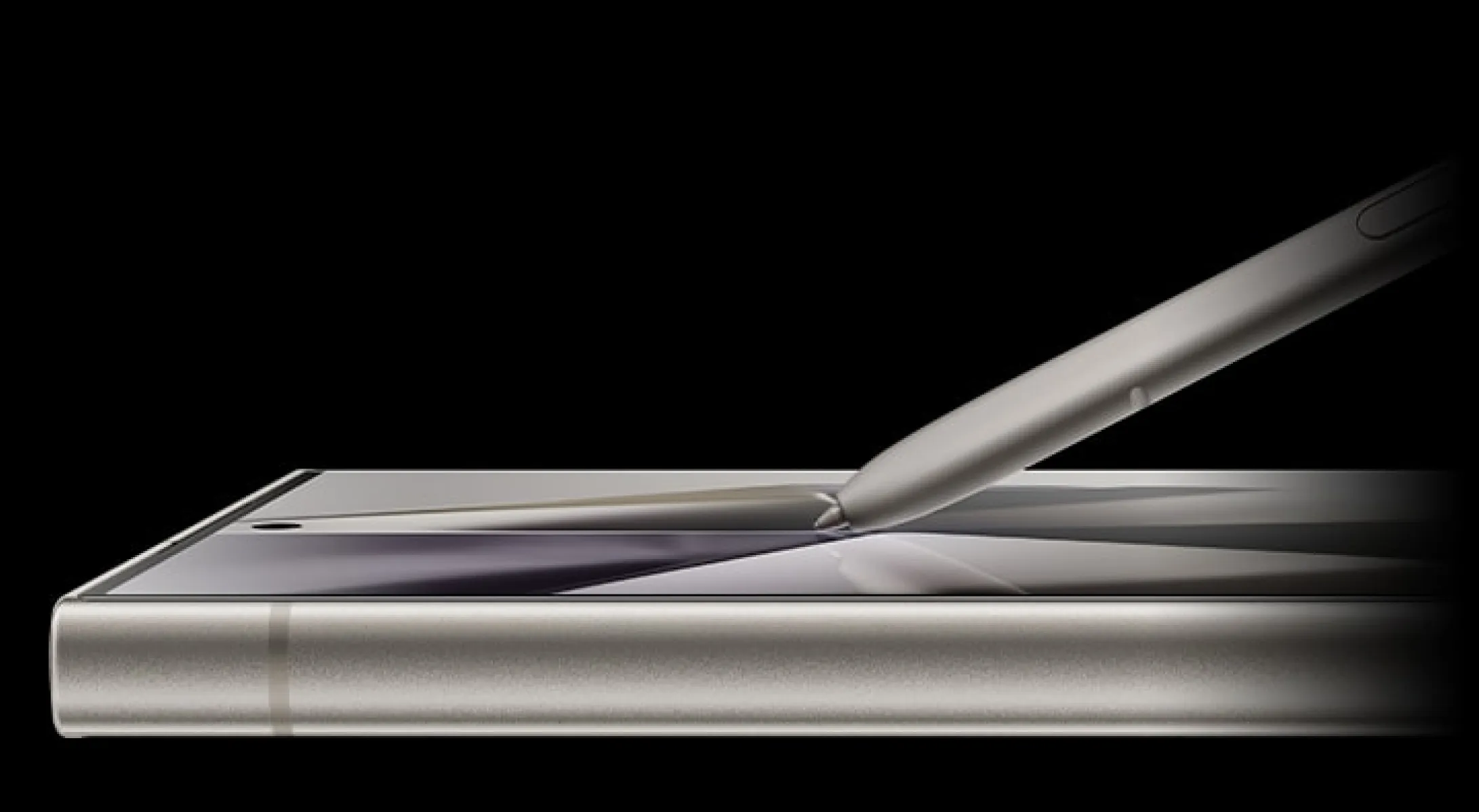 갤럭시S24 울트라(Ultra) 모델 사진과 S펜을 사용중인 이미지예요. 사진은 갤럭시 S24 울트라 마블 그레이 색상이에요.