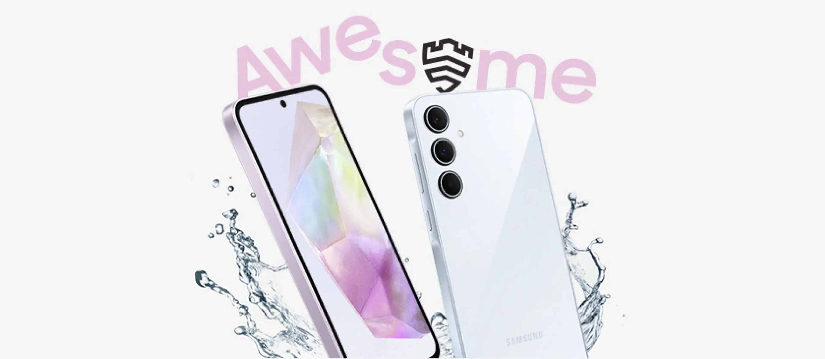 갤럭시A35 이미지로 디스플레이와 3개의 카메라로 구성된 뒷면을 보여주고 있어요.