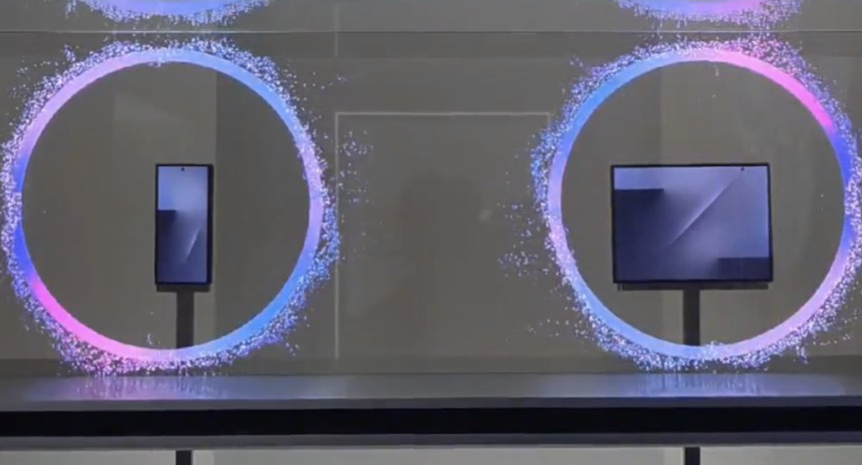 2025 APEC 대한민국 경주 정상 회의에서 공개된 갤럭시 트라이폴드의 사진이에요.