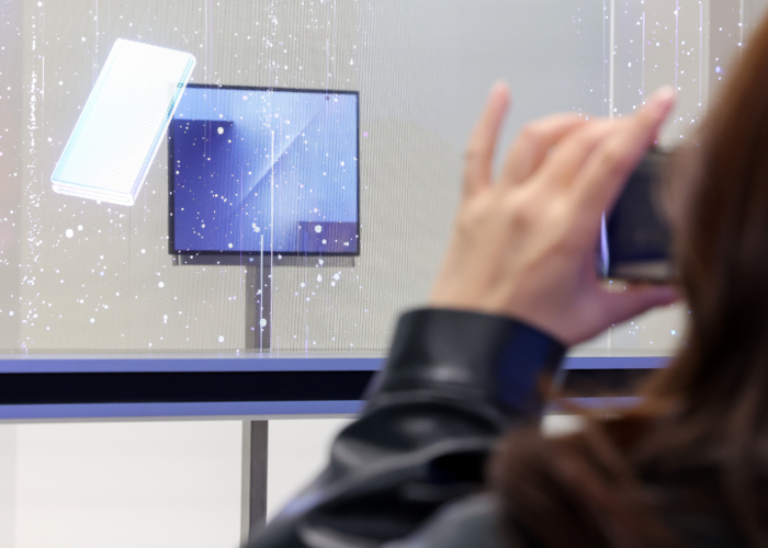 공개된 갤럭시 트라이폴드를 찍고 있는 사람들의 모습이에요.