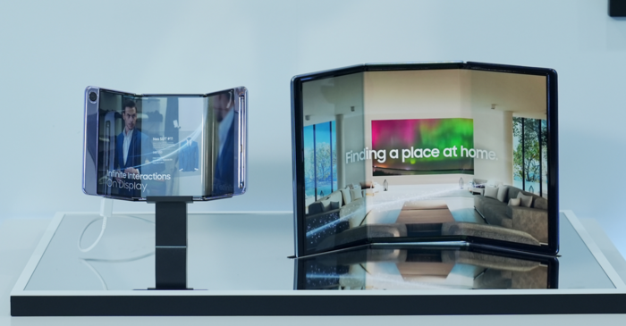 G자형 듀얼 인폴딩 구조를 자세히 보여주는 갤럭시 트라이폴드의 사진이에요.